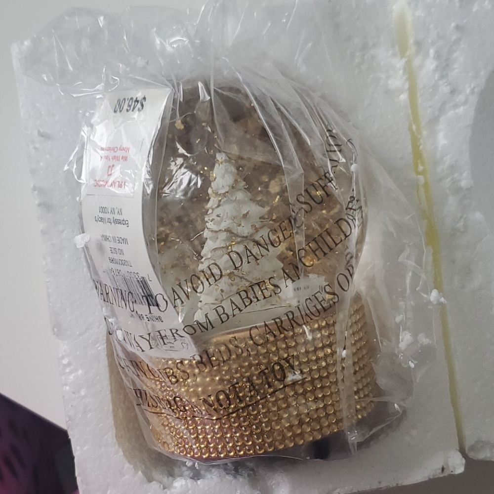 NWT Gold Flake Snow Musical Globe
